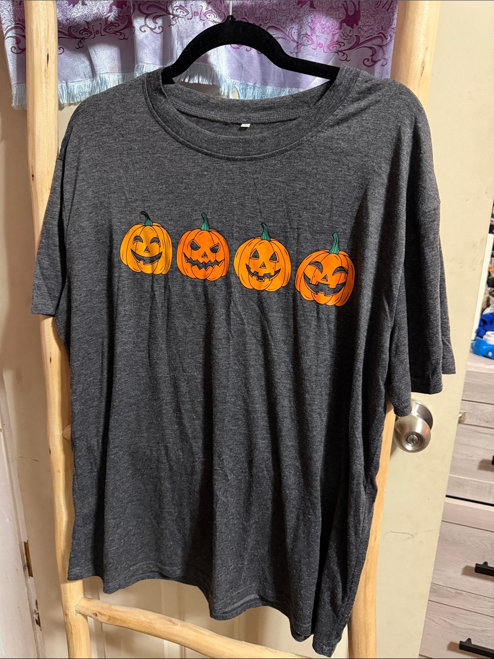 Source Unknown Gray Short-Sleeve Tee with Orange Pumpkin Row
